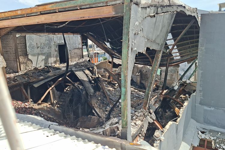 Ancam Keselamatan Siswa, Tembok Rapuh Usai Kebakaran di Jakbar Belum Juga Dirobohkan