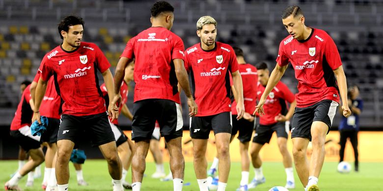 Jelang laga FIFA Matchday pemain timnas Indonesia senior menjalani ofisial training di Stadion Gelora Bung Tomo Surabaya, Jawa Timur, Kamis (4/9/2025) malam.
