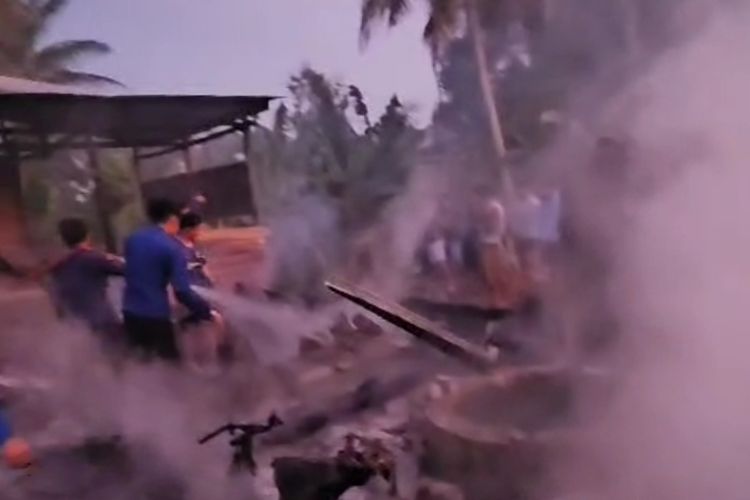 KEBAKARAN: Dengan dibantu warga, petugas pemadam di Kabupaten Bone, Sulawesi Selatan berupaya memadamkan api yang melahap dua unit rumah dan menewaskan seorang wanita lanjut usia, Kamis (17/10/2024).