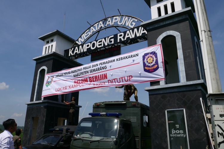 Pemerintah Kabupaten (Pemkab) Semarang melalui Dinas Satpol PP dan Pemadam Kebakaran melalukan penyegelan terhadap RM Kampoeng Rawa Ambarawa di Desa Bejalen, Ambarawa, Senin (16/4/2018) siang.