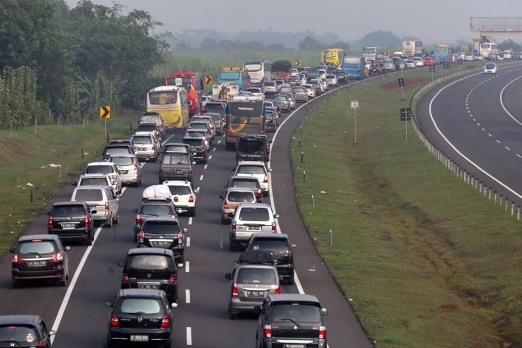 Kepadatan arus balik kendaraan mudik lebaran terlihat di Tol Cipularang-Palimanan menuju Jakarta, Jumat (30/6/2017). Kepadatan volume kendaraan terlihat di ruas jalan tol km 86 hingga km 138. 