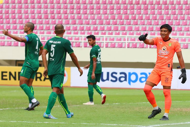 Penjaga gawang Persebaya Surabaya Ernando Ari memberikan isyarat baik saat pertandingan pada pekan ke-17 Liga 1 2022-2023 melawan Dewa United FC yang berakhir dengan skor 1-2 di Stadion Manahan Solo, Sabtu (24/12/2022) sore.