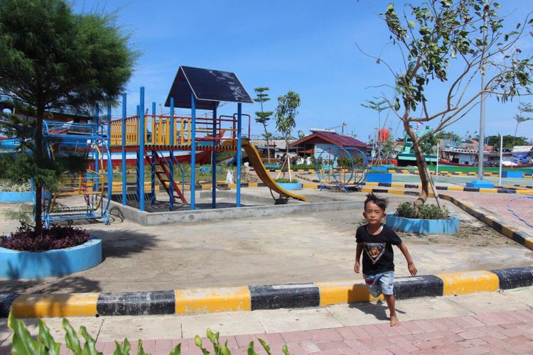 Seorang anak bermain di kampung nelayan Tegalsari.