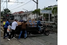 Viral, Video Detik-detik Kendaraan Mogok di Tengah Perlintasan Kereta, Warga Ramai-ramai Bantu Dorong