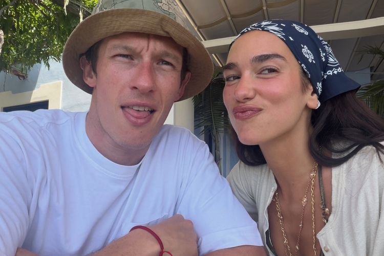 5 Gaya Bulan Madu Dua Lipa dan Callum Turner, Simpel dan Santai