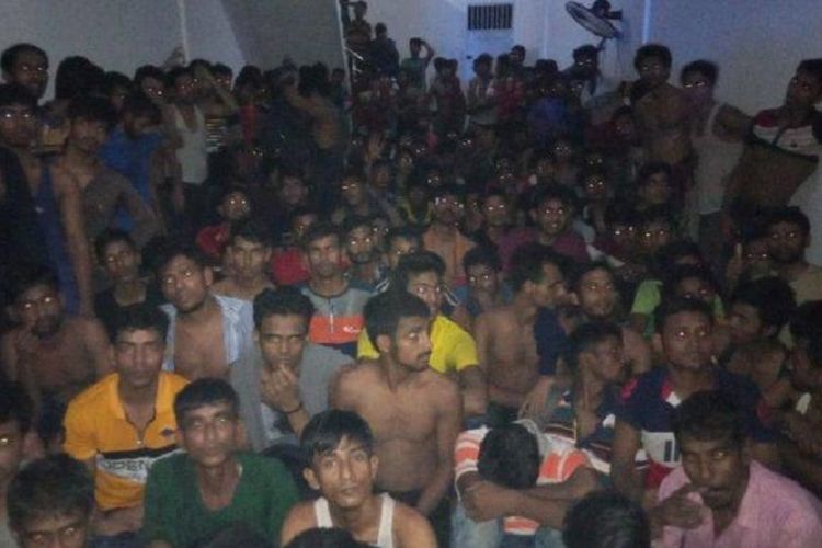 Suasana saat para imigran dibawa dari ruko tempat mereka disekap dan dibawa ke Polrestabes Medan. 
