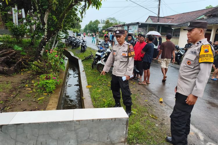 Terseret Arus Saat Bermain Hujan, Balita Tewas Tenggelam di Selokan