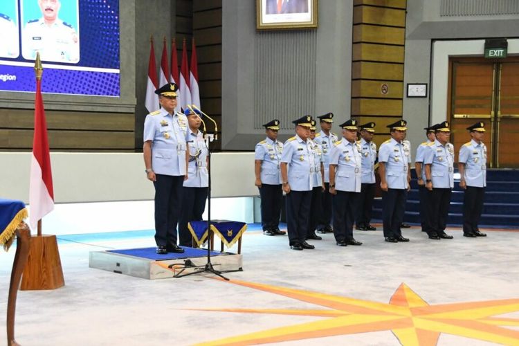 Kepala Staf TNI Angkatan Udara (KSAU) Marsekal Fadjar Prasetyo memimpin serah terima jabatan (sertijab) tiga jabatan strategis TNI AU di Gedung I.G Dewanto, Mabesau, Cilangkap, Jakarta Timur, pada Jumat (1/9/2023).