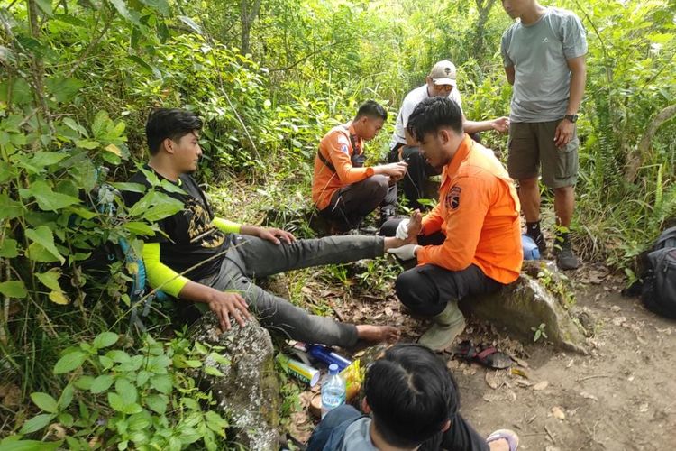 Dua pendaki asal Jember yang tersesat di Gunung Lemongan mendapatkan pertolongan medis dari TRC BPBD Lumajang, Minggu (15/1/2023).