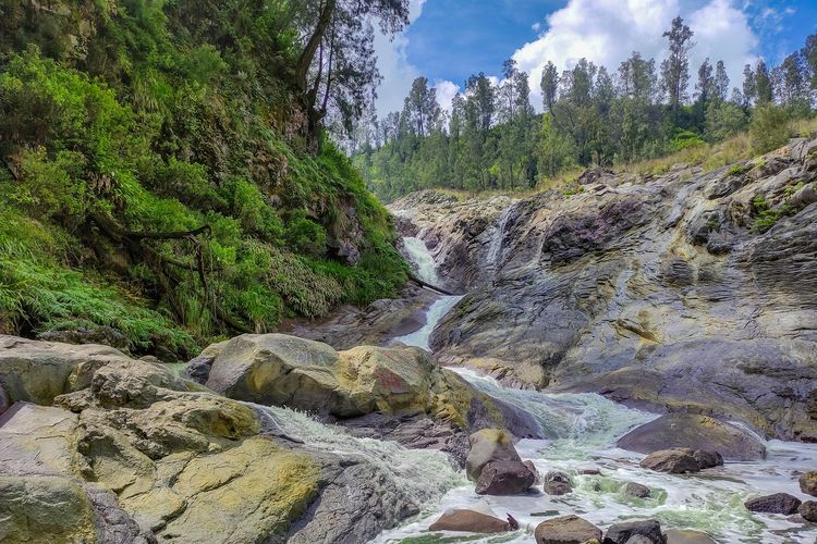 Air Terjun Kalipait di Bondowoso, Jawa Timur yang berasal dari Danau Kawah Ijen.