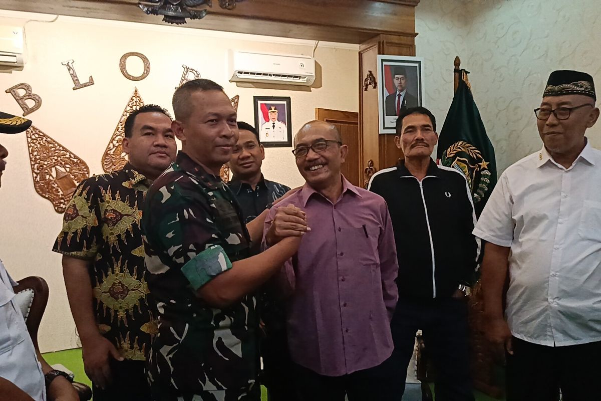 Dandim 0721/Blora, Letkol Inf Agung Cahyono, berjabat tangan dengan Ketua Komisi D DPRD Blora, Subroto, usai mediasi di Kantor Bupati Blora, Jawa Tengah, Rabu (24/9/2025).