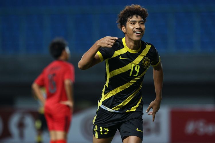 Pemain timnas U19 Malaysia, Muhammad AliffIzwan Yuslan melakukan selebrasi usai membobol gawang timnas  U19 Laos pada pertandingan final Piala AFF U19 di Stadion Patriot Candrabhaga, Bekasi, Jumat (15/7/2022). Malaysia tampil sebagai juara Piala AFF U19 2022 setelah menang dengan skor 2-0.