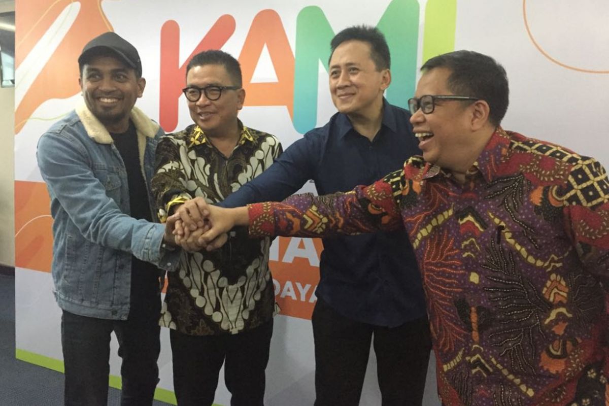 Ketua Komite KAMI Glenn Fredly, Kepada Bekref Triawan Munaf, dan Direktur Utama TRI Helmy Yahya dalam jumpa pers di Gedung TVRI, Senayan, Jakarta Pusat, Rabu (14/2/2018).