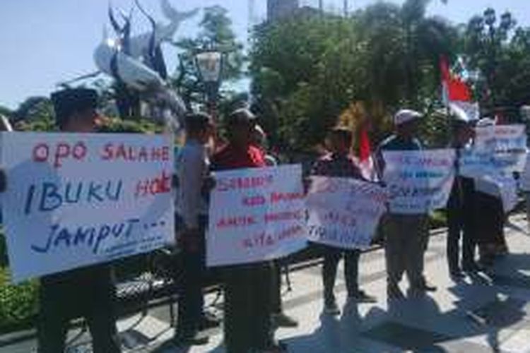 Sejumlah warga Surabaya berunjuk rasa memprotes Ahok di bawah patung Sura dan Buaya, Jumat (12/8/2016).