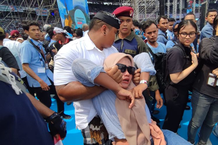 Sejumlah pendukung Prabowo-Gibran pingsan saat hadiri kampanye akbar di GBK, Sabtu (10/2/2024). Mereka dievakuasi oleh petugas lewat atas panggung acara