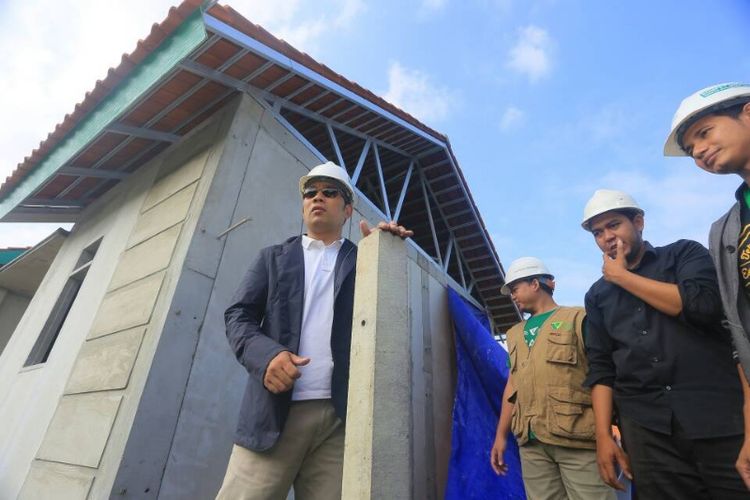 Wali Kota Bandung saat meninjau pembangunan rumah bagi korban banjir bandang Garut akhir pekan lalu. 