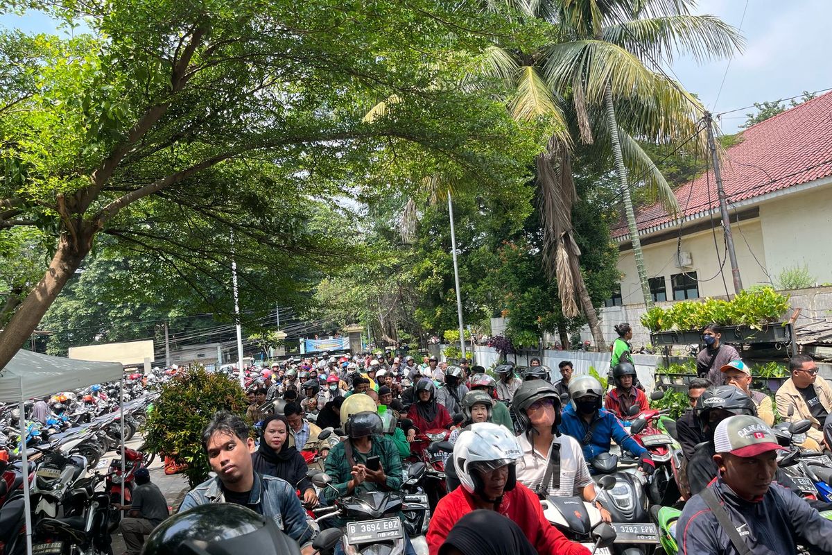 Warga yang Bayar Pajak di Samsat Depok Membeludak hingga Bikin Macet