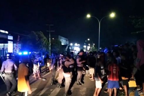 Warga Blokade Jalan di Sorong Buntut Pemukulan dalam Pertandingan Sepak Bola