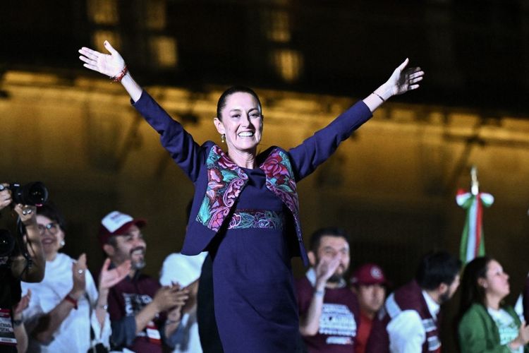 Calon presiden Meksiko dari partai Morena, Claudia Sheinbaum, merayakan hasil pemilihan umum di Mexico City, pada 3 Juni 2024. Claudia Sheinbaum ditetapkan terpilih sebagai presiden wanita pertama Meksiko, menurut jajak pendapat, sebuah tonggak sejarah dalam negara dengan sejarah kekerasan berbasis gender.