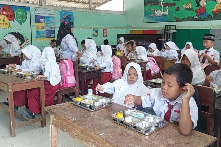 Siswa kelas 1 SDN Pandian 1, Kecamatan Kota, Kabupaten Sumenep, lahap menyantap menu makanan bergizi gratis, Senin (13/1/2025)