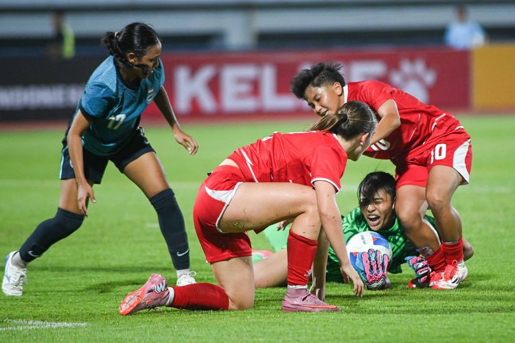 Penjaga gawang Timnas Putri Singapura Nur Izairida berduel merebut bola di dalam kotak penalti dengan pemain Timnas Putri Indonesia Sheva Imut pada pertandingan FIFA Women?s Match Day, Rabu (3/7/2026) di Stadion Arcamanik, Bandung. 