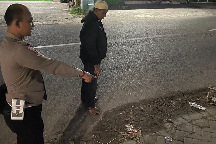 Polisi saat melakukan olah TKP kegiatan karnaval di Tanjunganom, Nganjuk, yang memakan korban, Minggu (21/7/2024) malam. Doc: Polsek Warujayeng