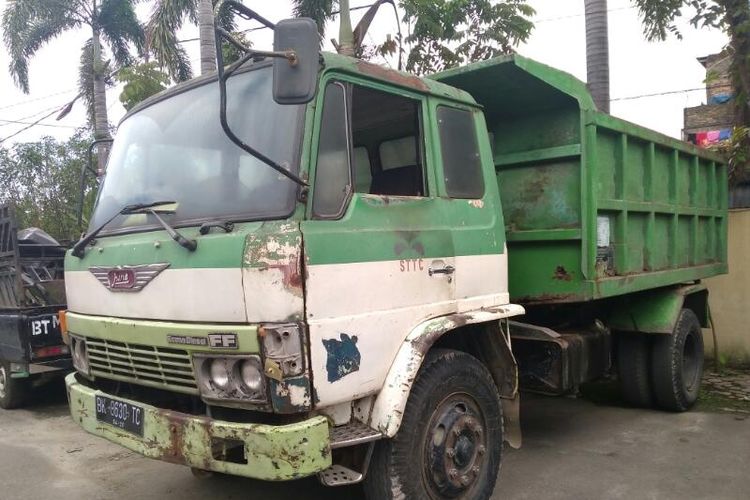 Truk Hino nopol BK 8630 TC milik pabrik rokok PT STTC yang menabrak bocah di Jalan Aman Ujung Pematangsiantar, Jumat (7/4/2017).