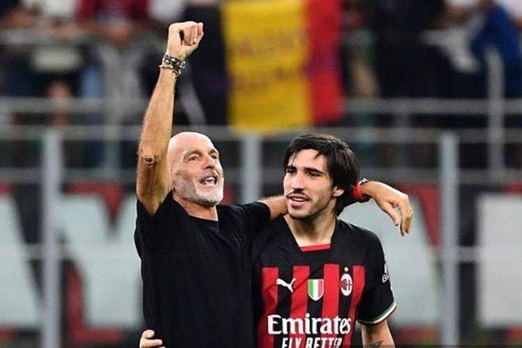 Stefano Pioli (kiri) bersama Sandro Tonali (kanan) berselebrasi usai laga AC Milan vs Inter Milan di San Siro pada Sabtu (3/9/2022). Terkini, dalam sesi interviu eksklusif bersama KOMPAS.com, di Hotel Borobudur, Minggu (13/11/2022), legenda AC Milan, Daniele Massaro, menyebut Sandro Tonali layak masuk tim super Rossoneri. (Photo by Isabella BONOTTO / AFP)