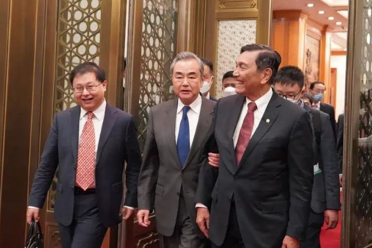 Menteri Koordinator Bidang Kemaritiman dan Investasi Luhut Binsar Pandjaitan bertemu dengan Diplomat China, Wang Yi di Beijing, pada Selasa (4/4/2023).
