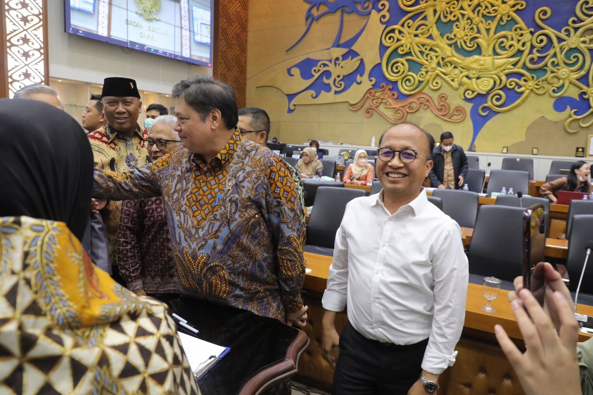 Sekretaris Jenderal Kementerian Ketenagakerjaan Anwar Sanusi mendampingi Menko Bidang Perekonomian Airlangga Hartarto dalam rapat kerja dengan Badan Legislatif DPR di Jakarta, Rabu (15/2/2023).