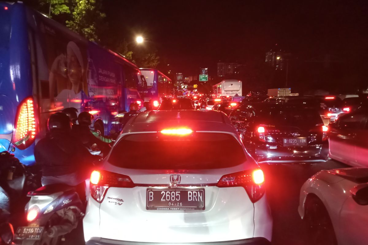 Suasana kemacetan di Jalan Gatot Subroto akibat demonstrasi di depan Gedung DPR/MPR RI, Selasa (19/3/2024). 