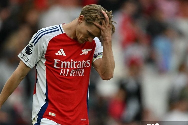 Martin Odegaard dan para pemain Arsenal mengalami kekalahan 1-2 saat bertanding melawan Bournemouth pada laga Liga Inggris pekan ke-35 di Stadion Emirates, London,  Minggu (3/5) dini hari WIB.