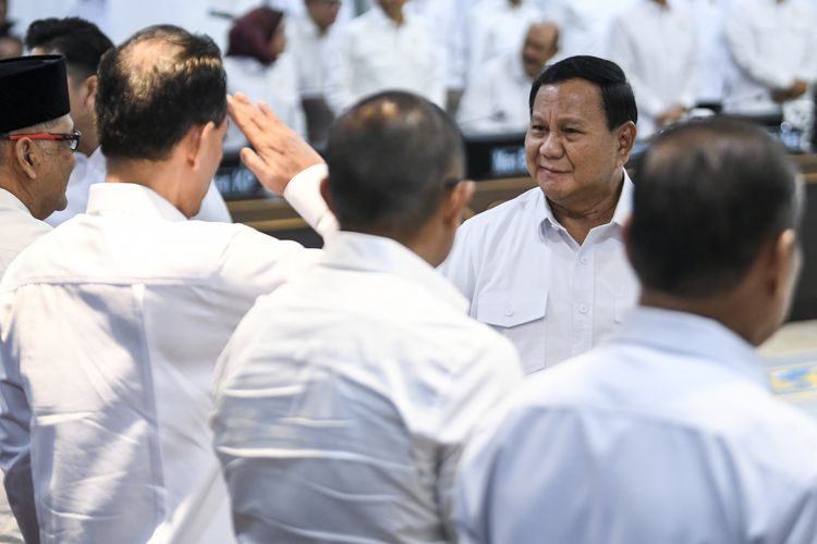 Presiden Prabowo Subianto menyalami menteri Kabinet Merah Putih pada sidang kabinet paripurna di Kantor Presiden, Jakarta, Rabu (22/1/2025). Dalam sidang kabinet paripurna tersebut Presiden Prabowo Subianto memuji kinerja Kabinet Merah Putih yang telah bekerja selama tiga bulan. ANTARA FOTO/Hafidz Mubarak A/foc.