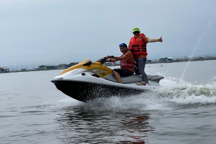 Ketua DPRD Kabupaten Semarang Bondan Marutohening menjajal jet ski di Rawa Pening