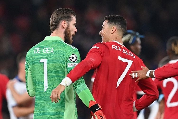 Cristiano Ronaldo dan David de Gea bercengkerama seusai kemenangan 3-2 Manchester United atas Atalanta di fase grup Liga Champions, Kamis (21/10/2021) dini hari WIB.