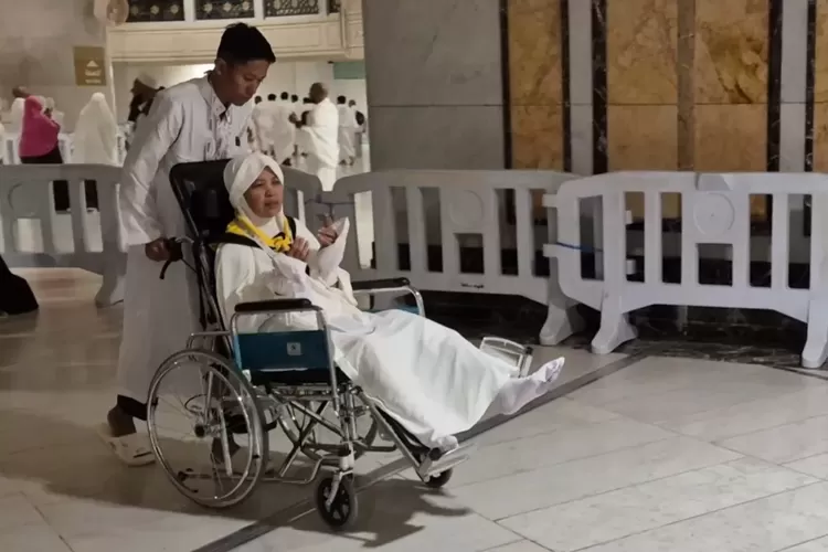 Kisah Uwais Al-Qarni Masa Kini: Anak Dorong Kursi Roda Ibu untuk Jalani Ibadah Haji di Tanah Suci