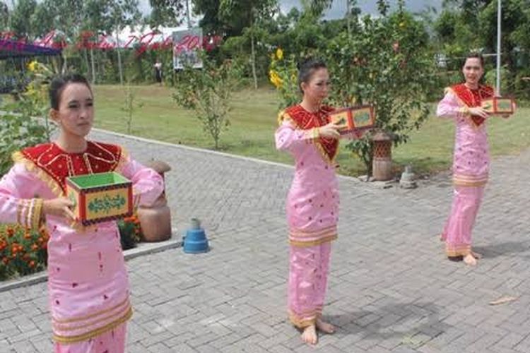 Tari Kabela ditarikan oleh penari wanita yang memakai pakaian adat Bolaang Mongondow, Sulawesi Utara.