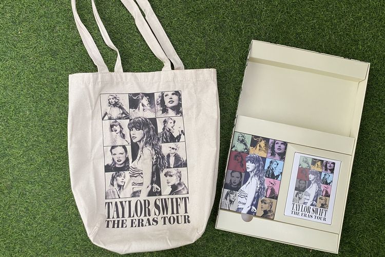 Tote bag eksklusif untuk penonton VIP konser Taylor Swift The Eras Tour di Singapura. 
