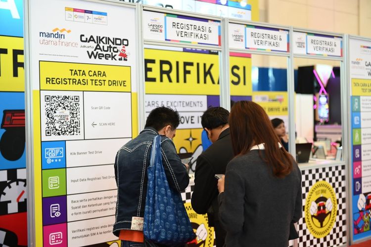 Pengunjung diwajibkan untuk melakukan registrasi dan mengisi formulir digital yang akan diverifikasi di konter yang telah disediakan serta menunjukan sim aktif sesuai dengan kendaraan yang akan dicoba.