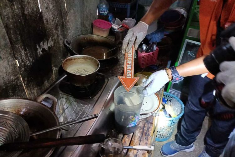 Polisi olah TKP di rumah Lasmi (34), warga Desa Mangunrejo, Kecamatan Pulokulon, Kabupaten Grobogan, Jawa Tengah yang tewas bunuh diri dengan menenggak oplosan racun tikus dan serangga, Jumat (27/5/2022) pagi sekitar pukul 08.00.