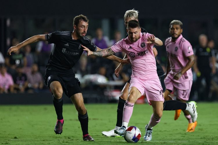 Lionel Messi menggiring bola dalam pertandingan Inter Miami vs Nashville pada Major League Soccer (MLS) di Stadion DRV PNK, Fort Lauderdale, Florida, Kamis (31/8/2023) pagi WIB. (Photo by Chris Arjoon / AFP)