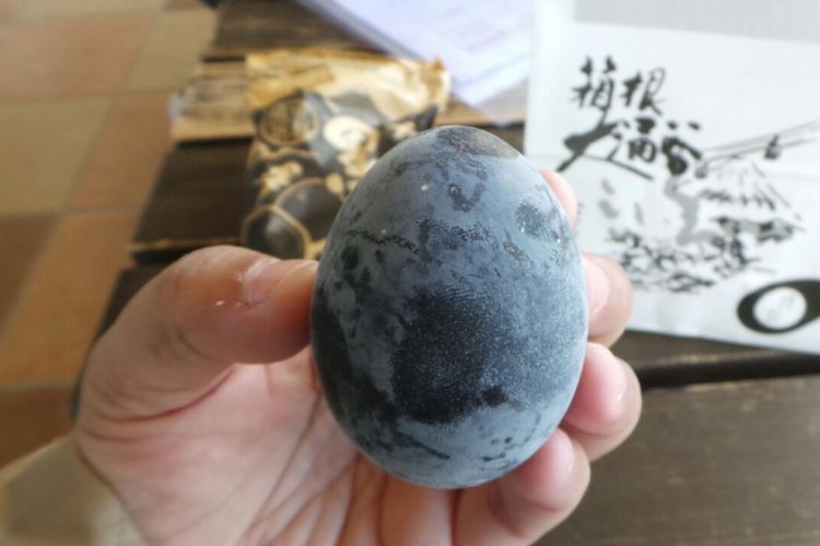 Kurotamago atau telur hitam yang dapat ditemui di Owakudani, Hakone, Jepang. 
