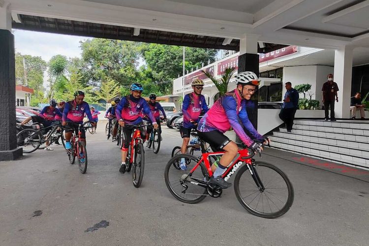 Denty Eka Widi Pratiwi gowes beramai-ramai dari Kabupaten Temanggung mendaftarkan diri ke Komisi Pemilihan Umum (KPU) Jawa Tengah Sabtu (6/5/2023).