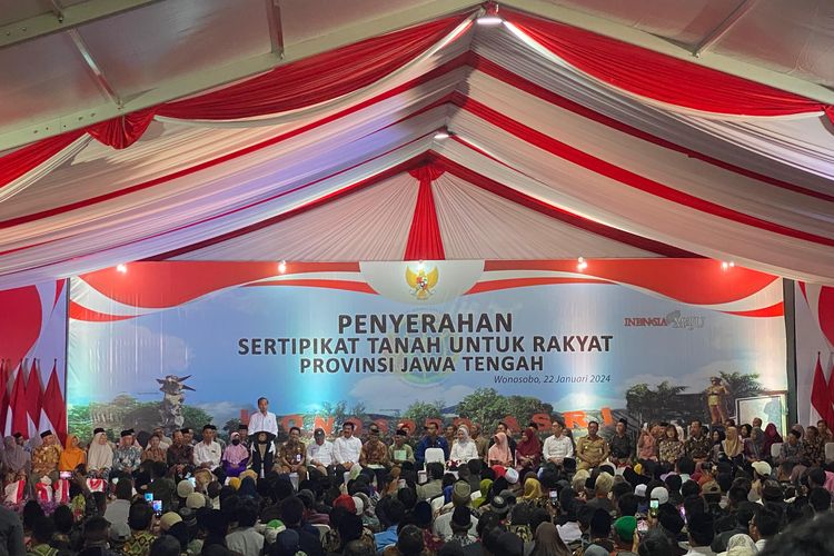 Presiden Joko Widodo menyerahkan 3.000 sertifikat tanah kepada warga di tiga kabupaten Jawa Tengah, di Wonosobo, pada Senin (22/1/2024).