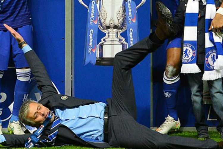 Jose Mourinho bergaya saat selebrasi juara Piala Liga Inggris. 