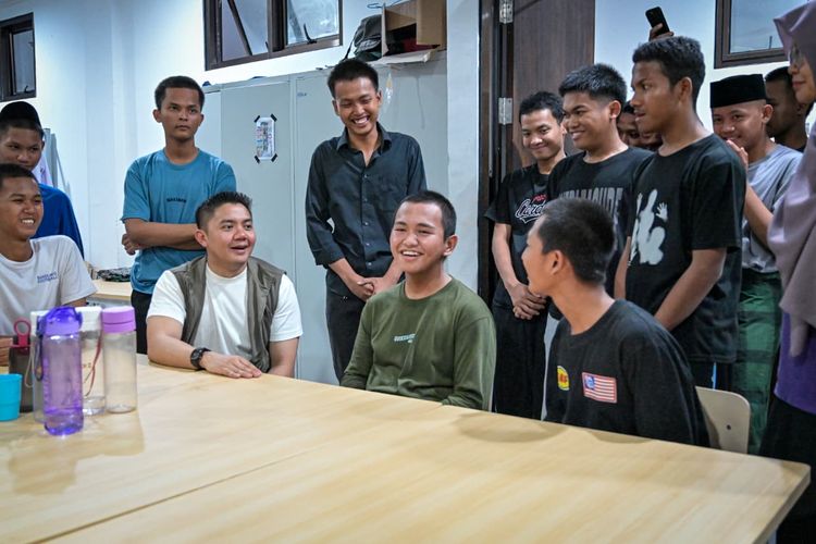 Seskab Teddy Kunjungi Sekolah Rakyat di Cikarang, Dengarkan Cerita dan Cita-cita Siswa