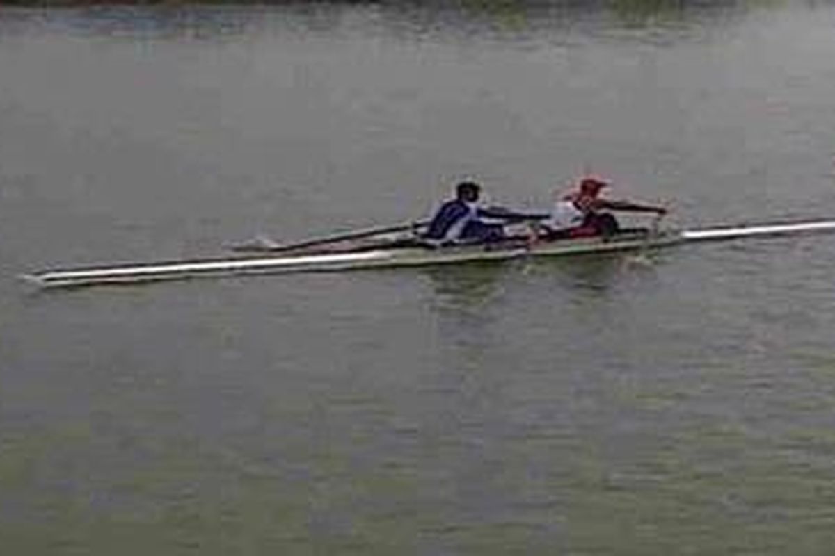 Atlet latihan kano di cipule.