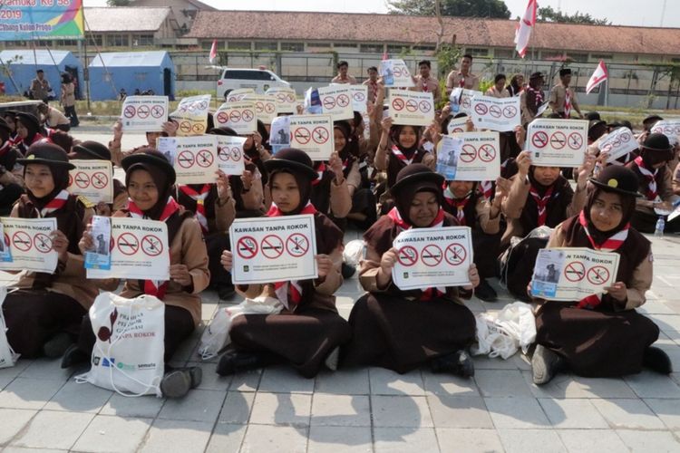 Pemerintah Kulon Progo, DI Yogyakarta ajak pelajar untuk memerangi rokok. Ajakan anti rokok dilaksanakan dalam gelar Apel Besar Pramuka Kwartir Cabang Kulon Progo dalam memperingati Hari Pramuka ke 58 tahun 2019 yang berlangsung di Taman Budaya Kulon Progo (14/8/2019). Deklarasi anti rokok itu ditandai dengan merusak atau menghancurkan simbol-simbol rokok.