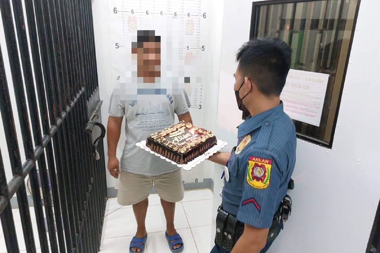 Seorang buron yang berhasil ditangkap di Filipina saat hari ulang tahunnya, Allan Barrientos Delos Angeles, diberi kejutan kue ulang tahun oleh pihak berwenang saat dia berada di balik jeruji besi pada 19 April.