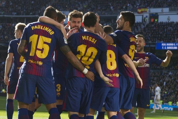 Para pemain FC Barcelona merayakan gol penalti yang dicetak oleh Lionel Messi pada laga pekan ke-17 La Liga Spanyol melawan Real Madrid, di Stadion Santiago Bernabeu, Sabtu (23/12/2017).